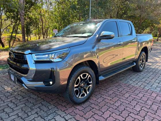 TOYOTA HILUX 2.8 D-4D TURBO DIESEL CD SRX 4X4 AUTOMÁTICO TOYOTA HILUX 2.8 D-4D TURBO DIESEL CD SRX 4X4 AUTOMÁTICO